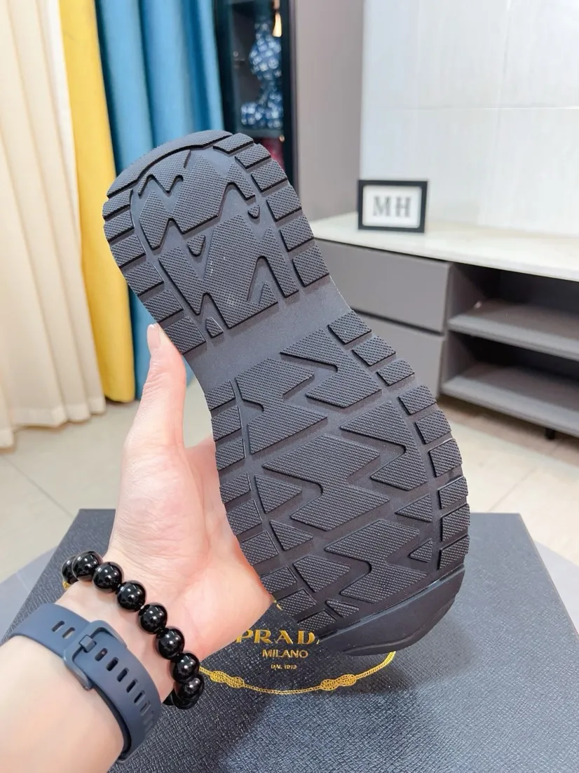 Men's shoes 💰420🌹🌹Prada is a luxurious and fashionable high-end product ✊🔥The perfect last shape and top-notch handcrafting make this shoe immediately create a strong aristocratic atmosphere. Imported first-layer cowhide with brogue carving crafts💋Cowhide lining🎶Rubber combination outsole specially imported from France for leather shoes😍Color: Mysterious Black☕️Number 38～44
